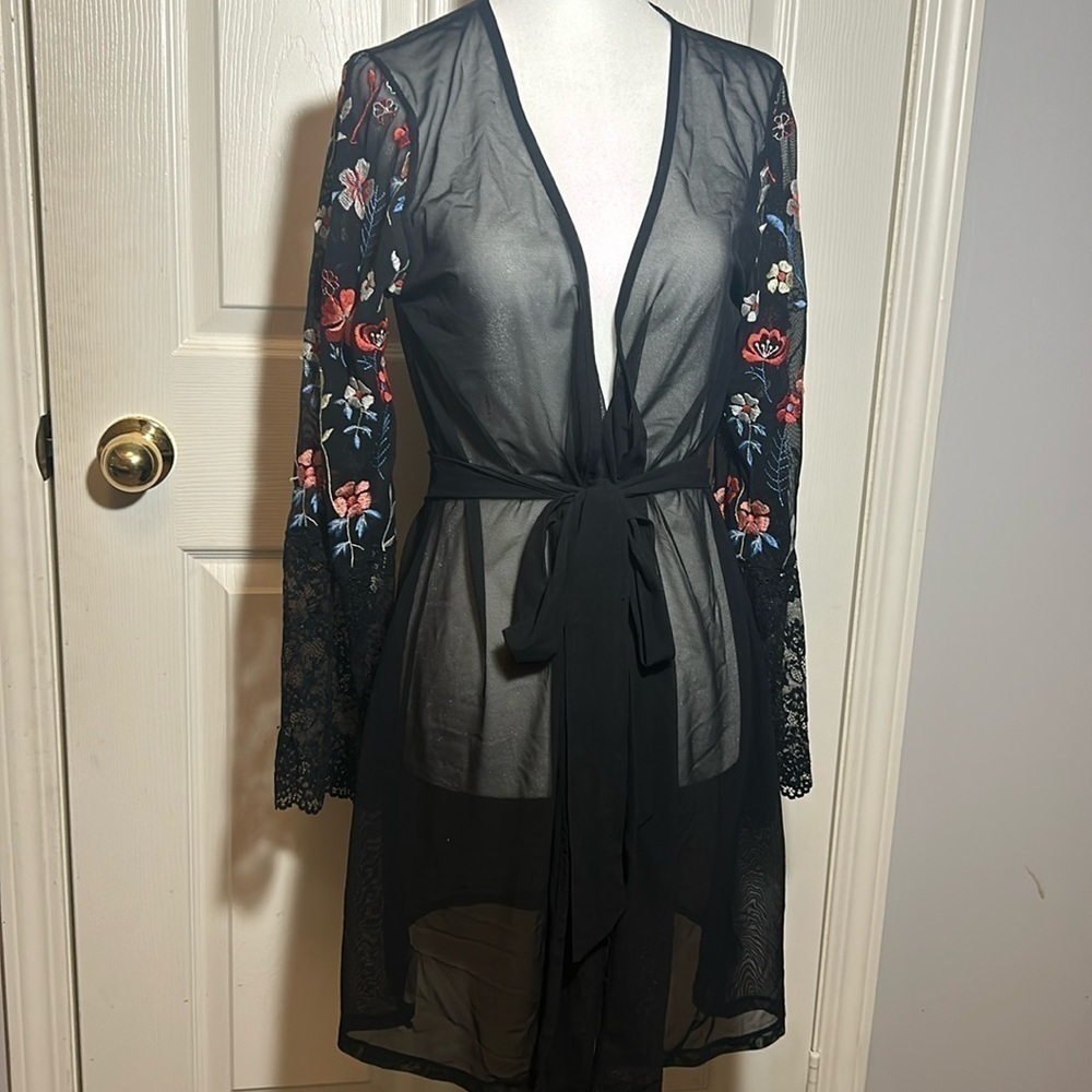 La Vie en Rose Lace Trim Embroidered Kimono